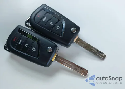 2020 Toyota Camry Le z USA, uszkodzony, nr VIN 4T1C11AK4LU975626